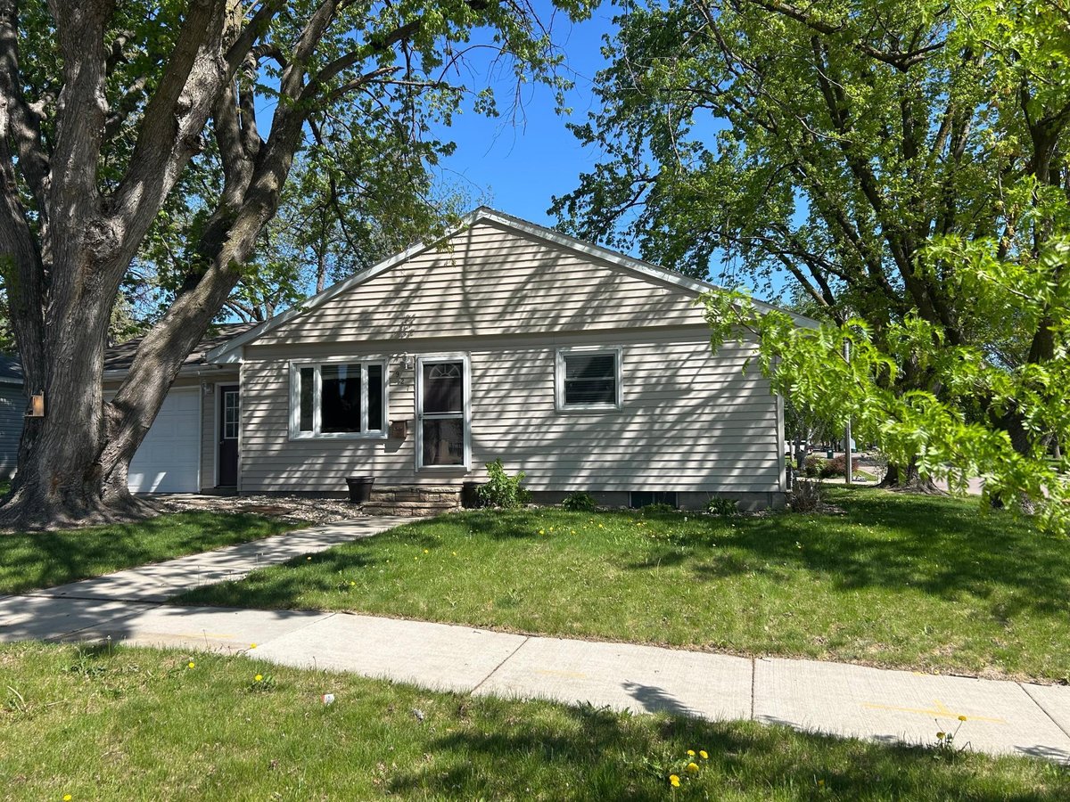 927 15th Street E, Glencoe, MN 55336