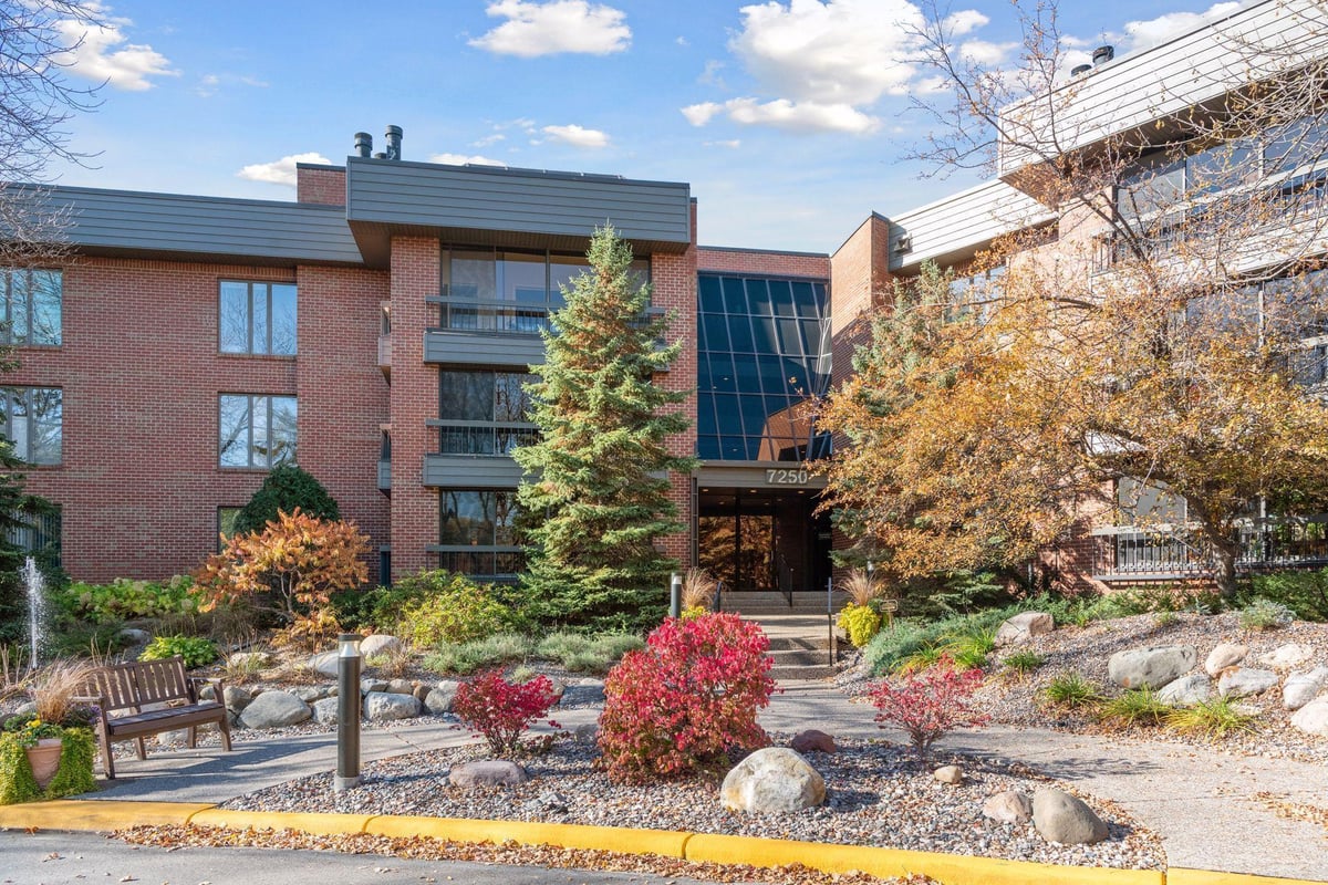 7250 Lewis Ridge Parkway #102, Edina, MN 55439