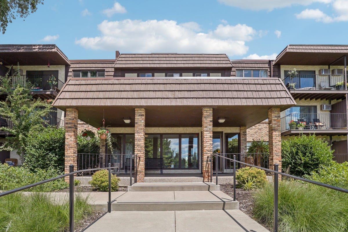 215 Barry Avenue S #104, Wayzata, MN 55391