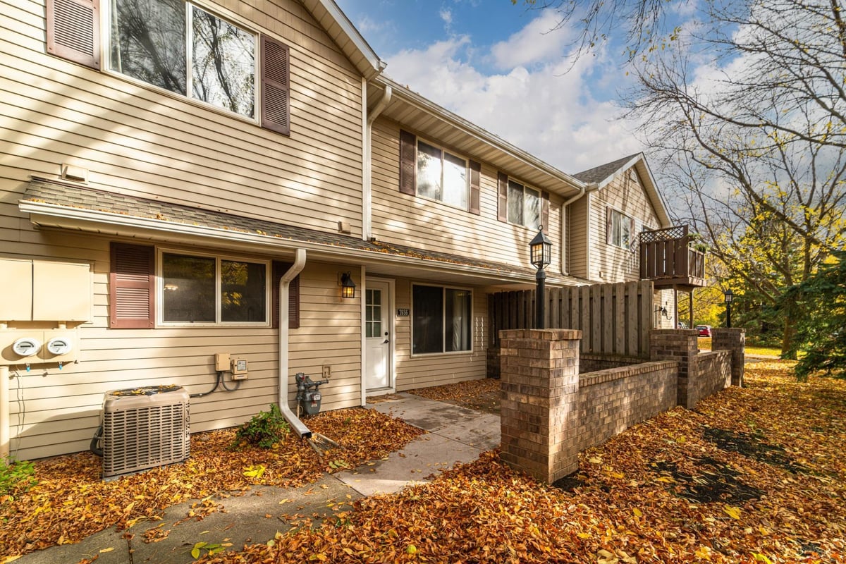 7656 13th Street N, Oakdale, MN 55128