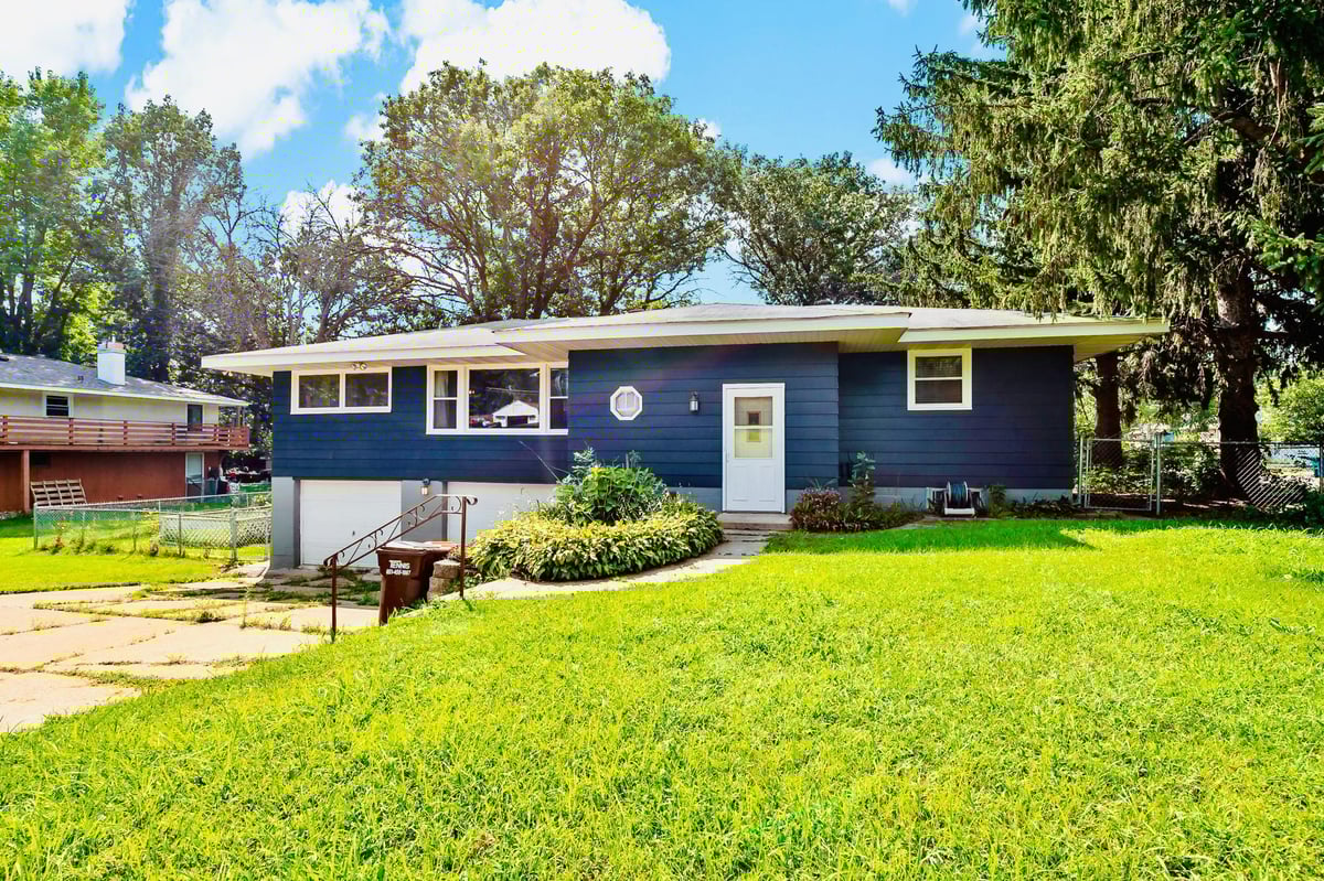 698 Grafton Avenue N, Oakdale, MN 55128