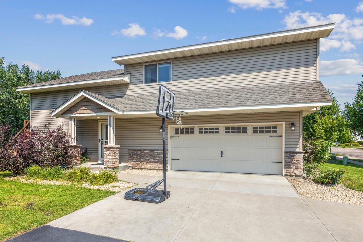 9351 Golden Pond Lane N, Monticello, MN 55362