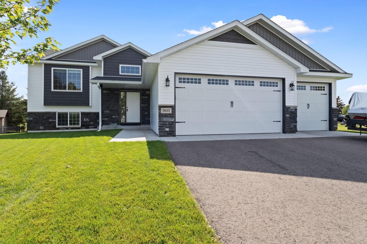 901 Winsome Way NE, Isanti, MN 55040