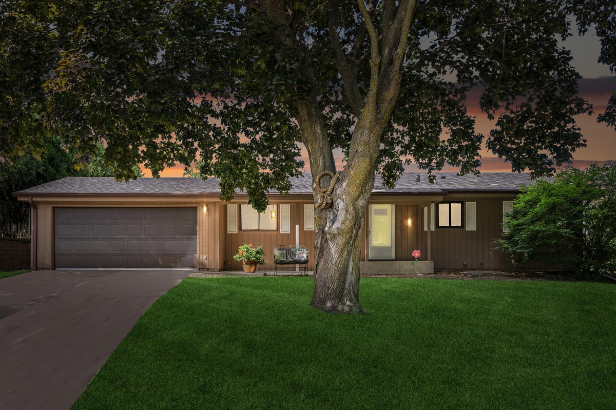 387 Iona Lane, Roseville, MN 55113