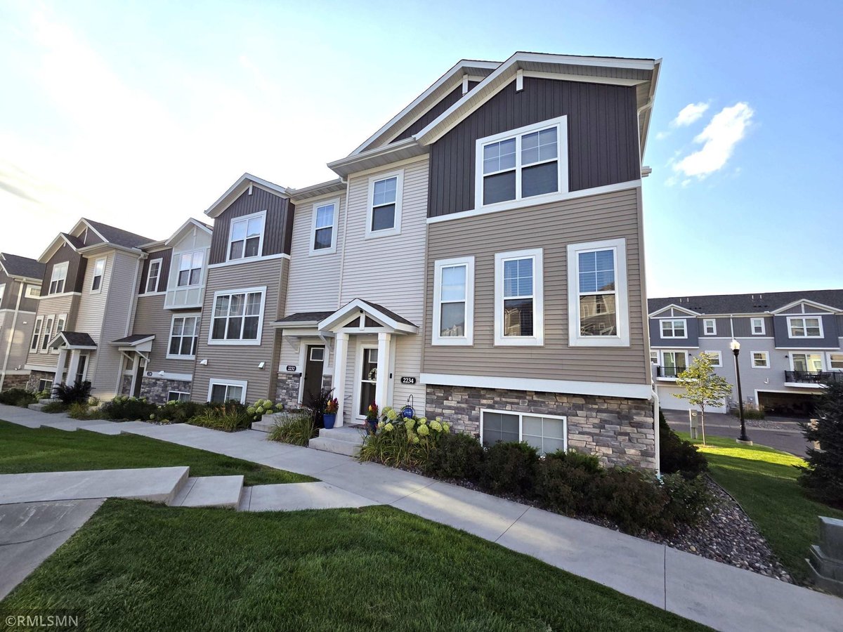 2234 Gateway Curve, North Saint Paul, MN 55109