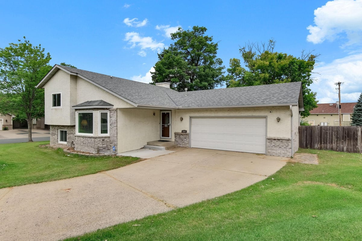 9887 Ilex Street NW, Coon Rapids, MN 55433