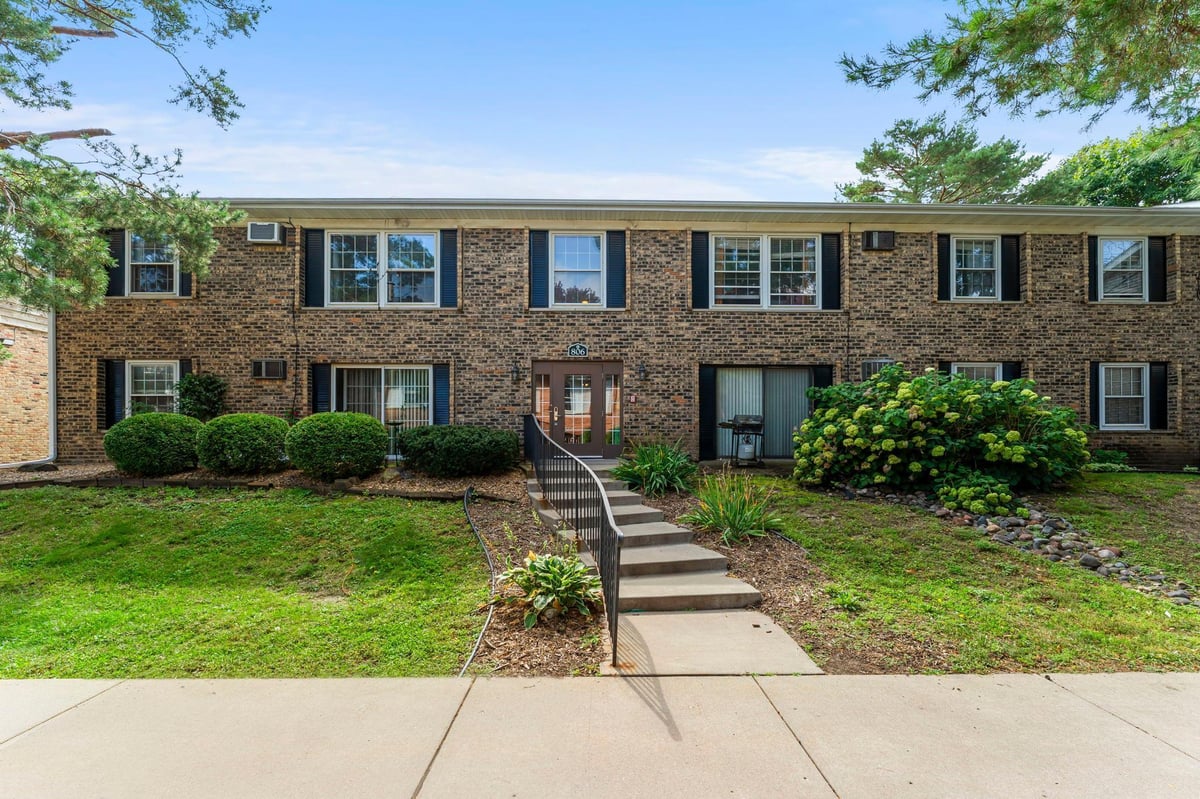 806 Old Settlers Trail #8, Hopkins, MN 55343