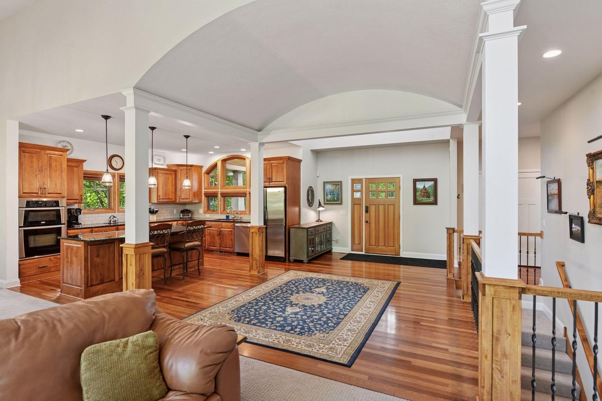 6040 Oakview Court, Shorewood, MN 55331