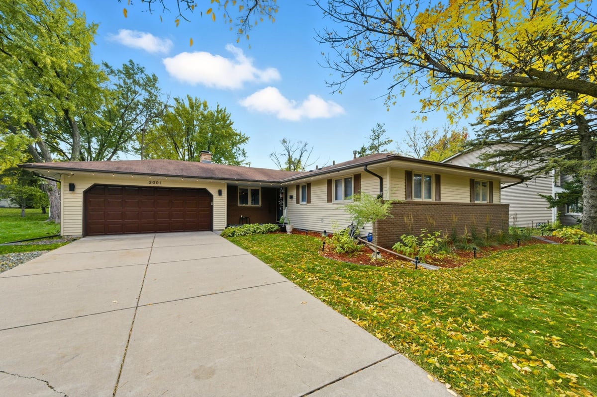 2001 Woods Lane, Burnsville, MN 55337