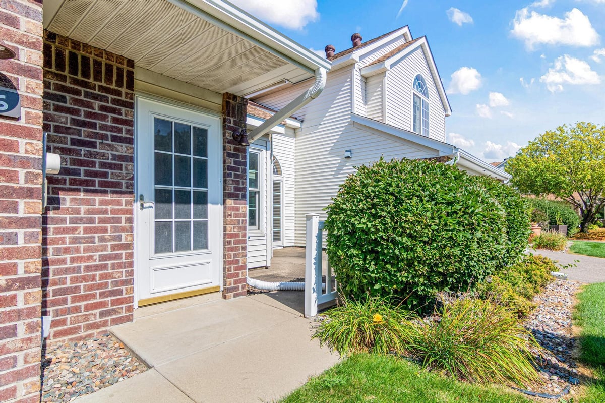 536 Old Steine Circle, New Brighton, MN 55112