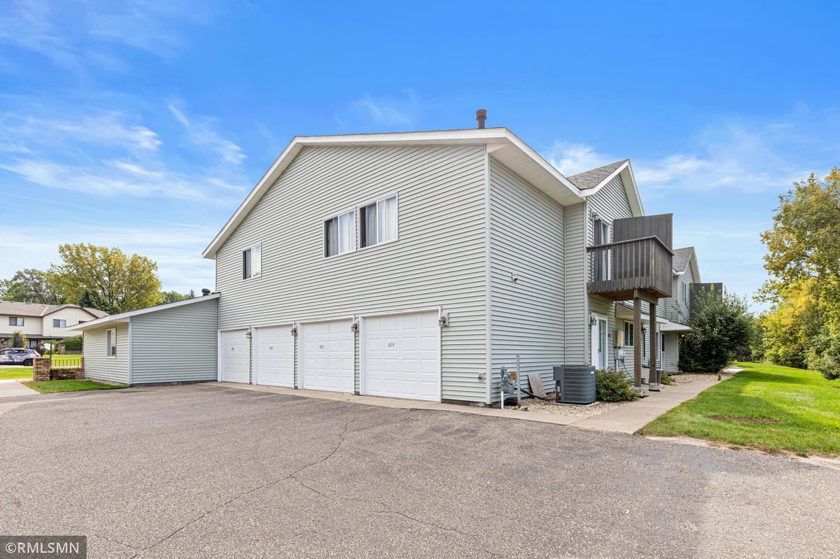 1612 Helena Road N, Oakdale, MN 55128