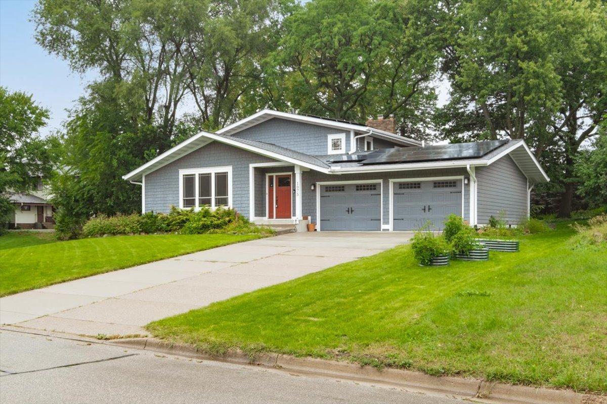 1075 Sherren Street W, Roseville, MN 55113