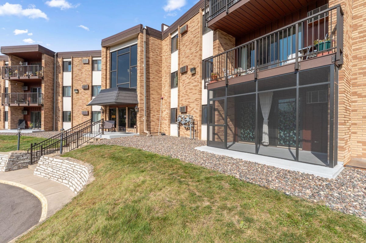 2700 Oxford Street N #101, Roseville, MN 55113