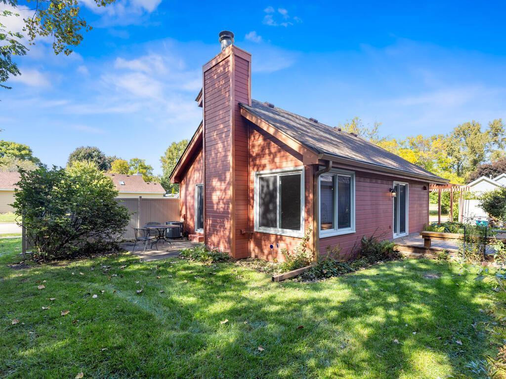 1383 Granada Trail N, Oakdale, MN 55128