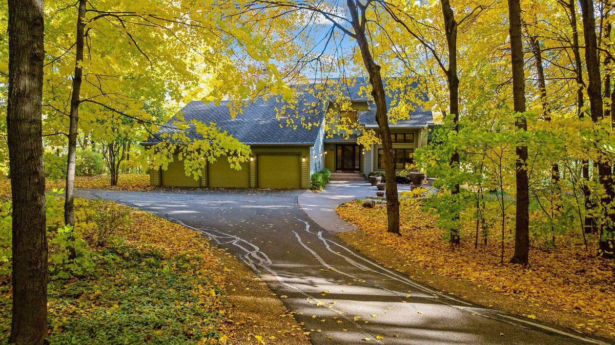 100 Black Oaks Lane N, Plymouth, MN 55391