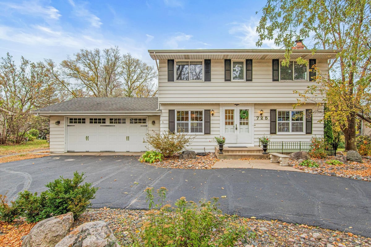 725 Pineview Lane N, Plymouth, MN 55441