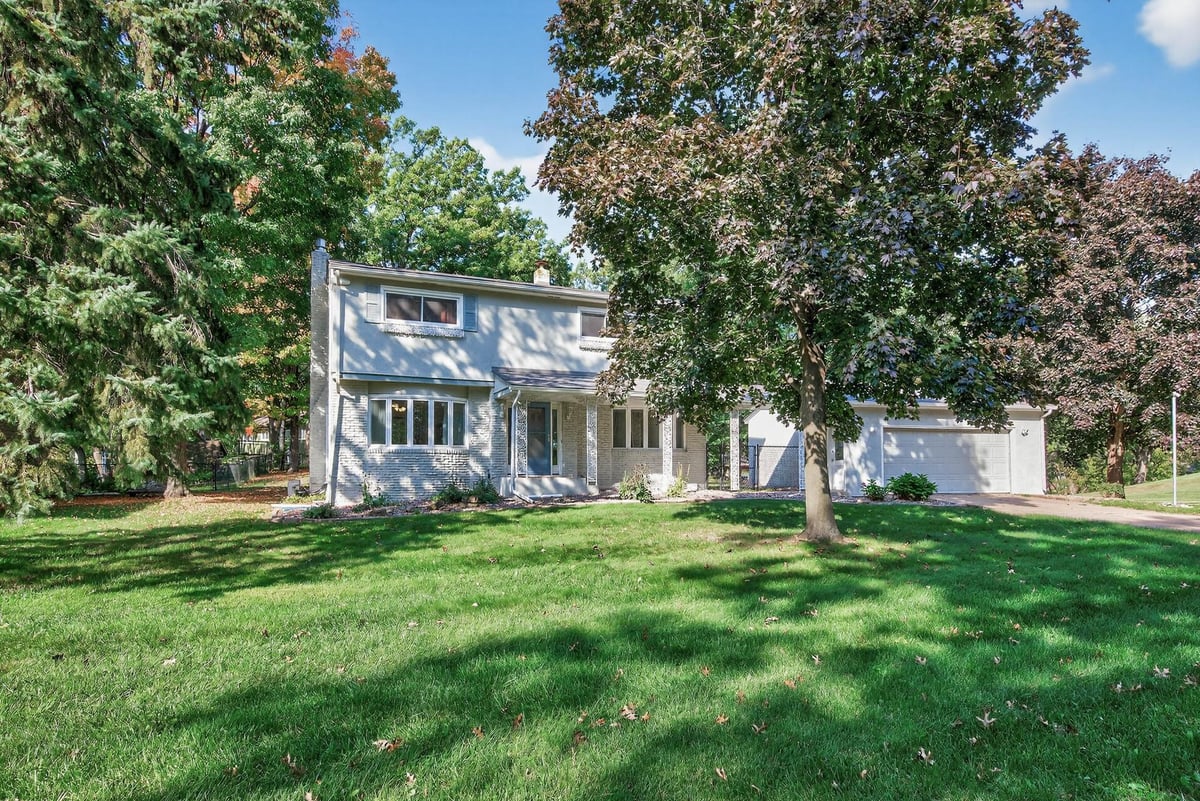 2590 Glenbrook Avenue N, Oakdale, MN 55128