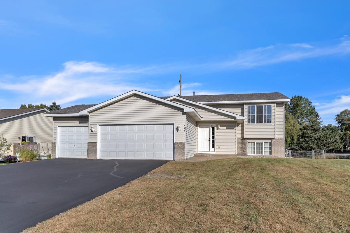 704 11th Avenue SW, Isanti, MN 55040