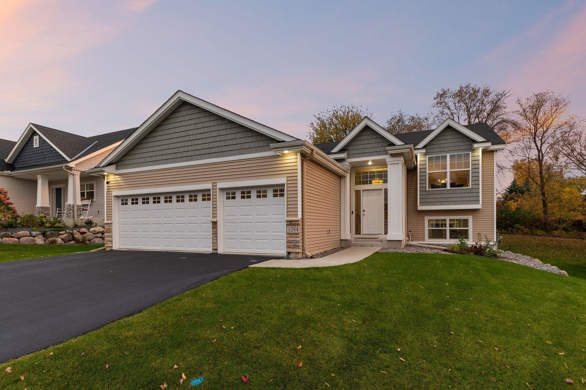 1284 Meadow Lane S, Shakopee, MN 55379