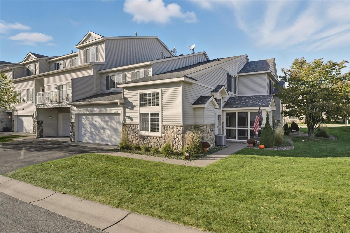 6810 Pine Crest Trail S, Cottage Grove, MN 55016