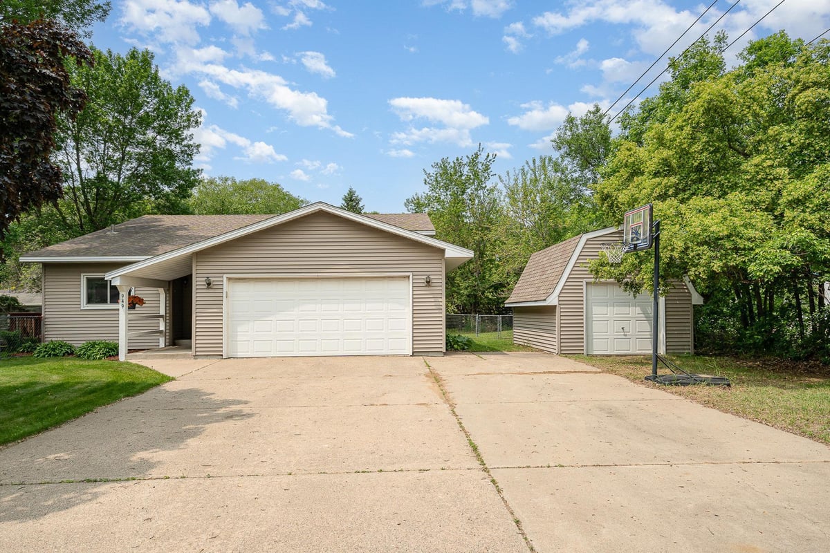 949 Xenia Avenue NW, Elk River, MN 55330