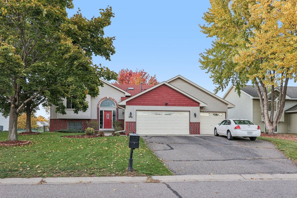 7216 89th Avenue N, Brooklyn Park, MN 55445