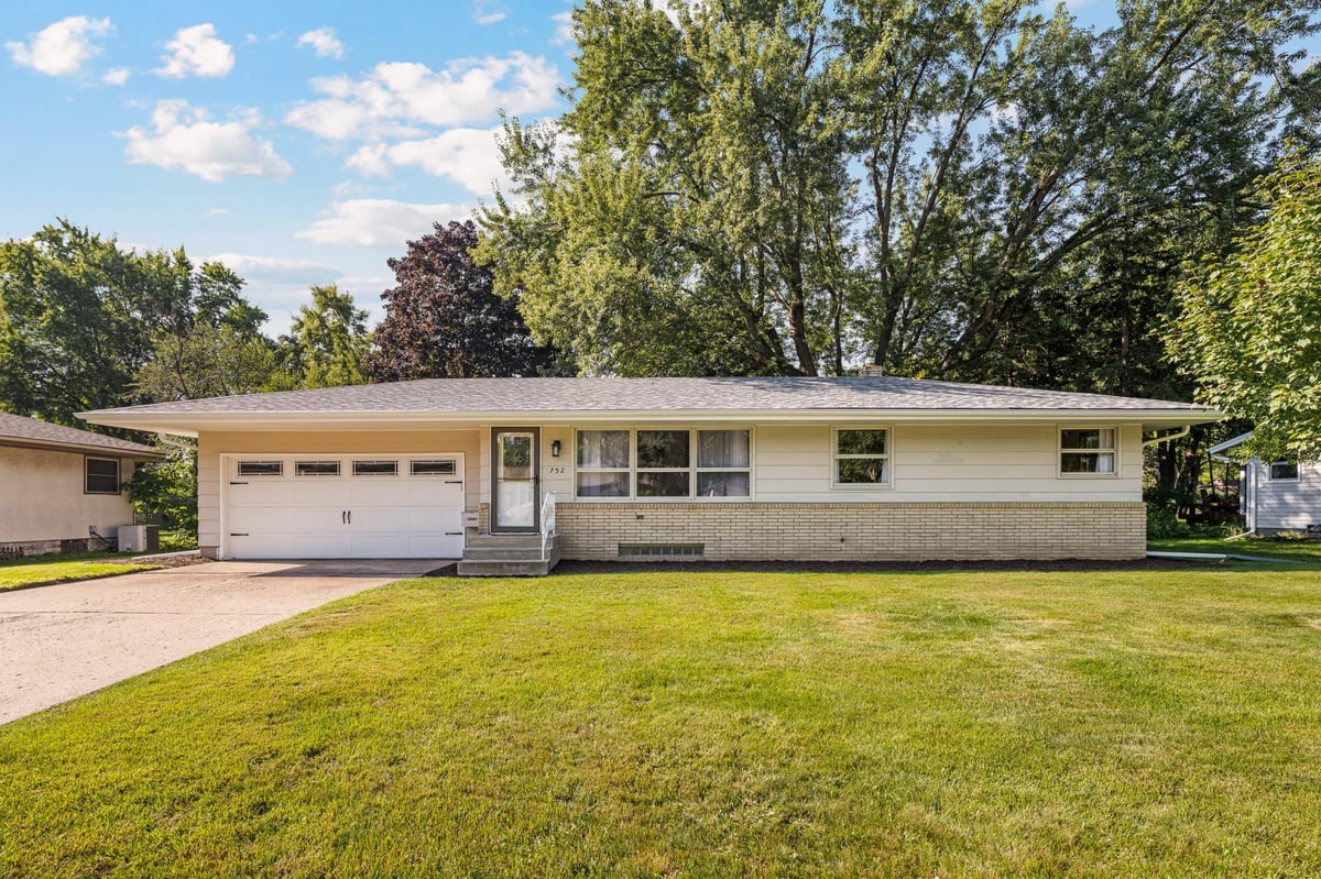 752 Sherren Street W, Roseville, MN 55113