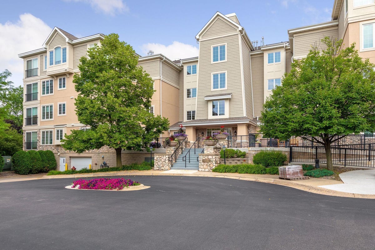 11460 Fairfield Road W #403, Minnetonka, MN 55305