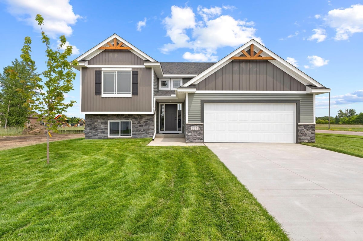 718 Margaret Lane NE, Isanti, MN 55040