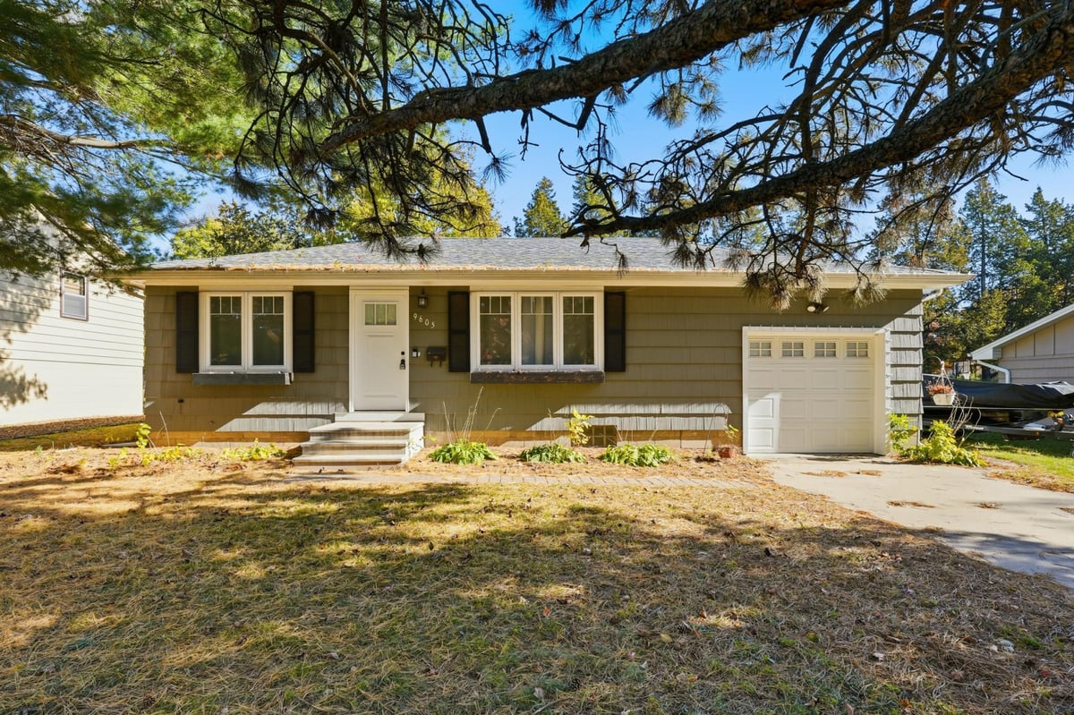 9605 10th Avenue S, Bloomington, MN 55420