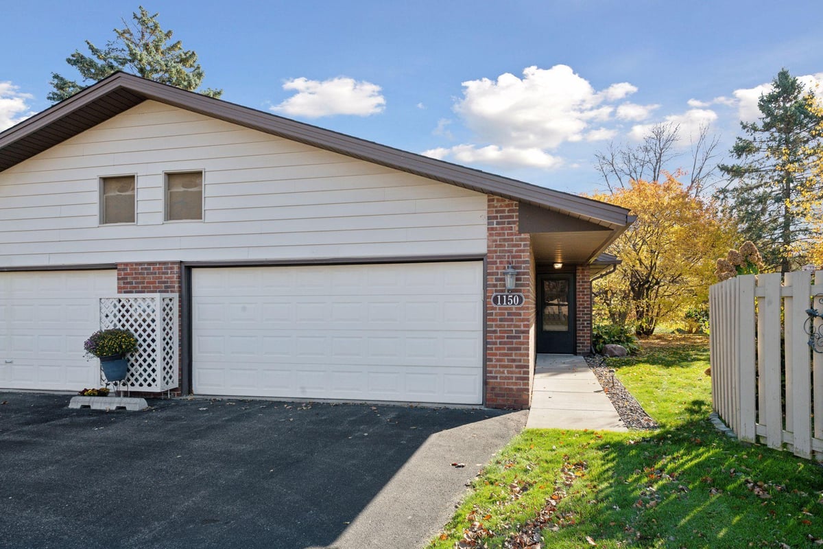 1150 Black Oaks Lane N, Plymouth, MN 55447