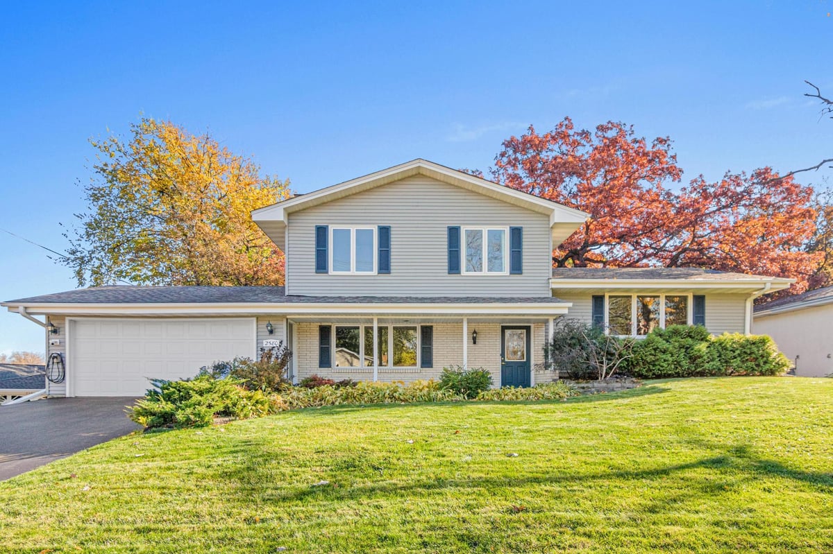 2580 Western Avenue N, Roseville, MN 55113