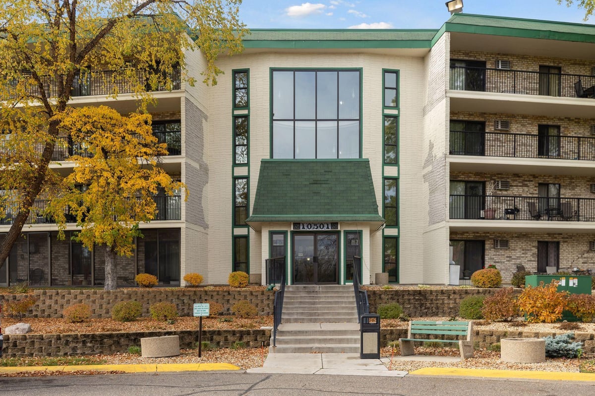 10501 Cedar Lake Road #206, Minnetonka, MN 55305