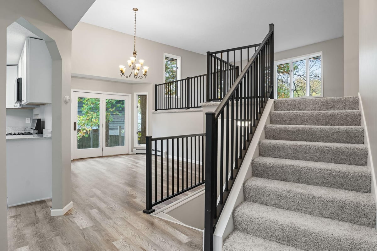 6298 Upper 46th Street N, Oakdale, MN 55128