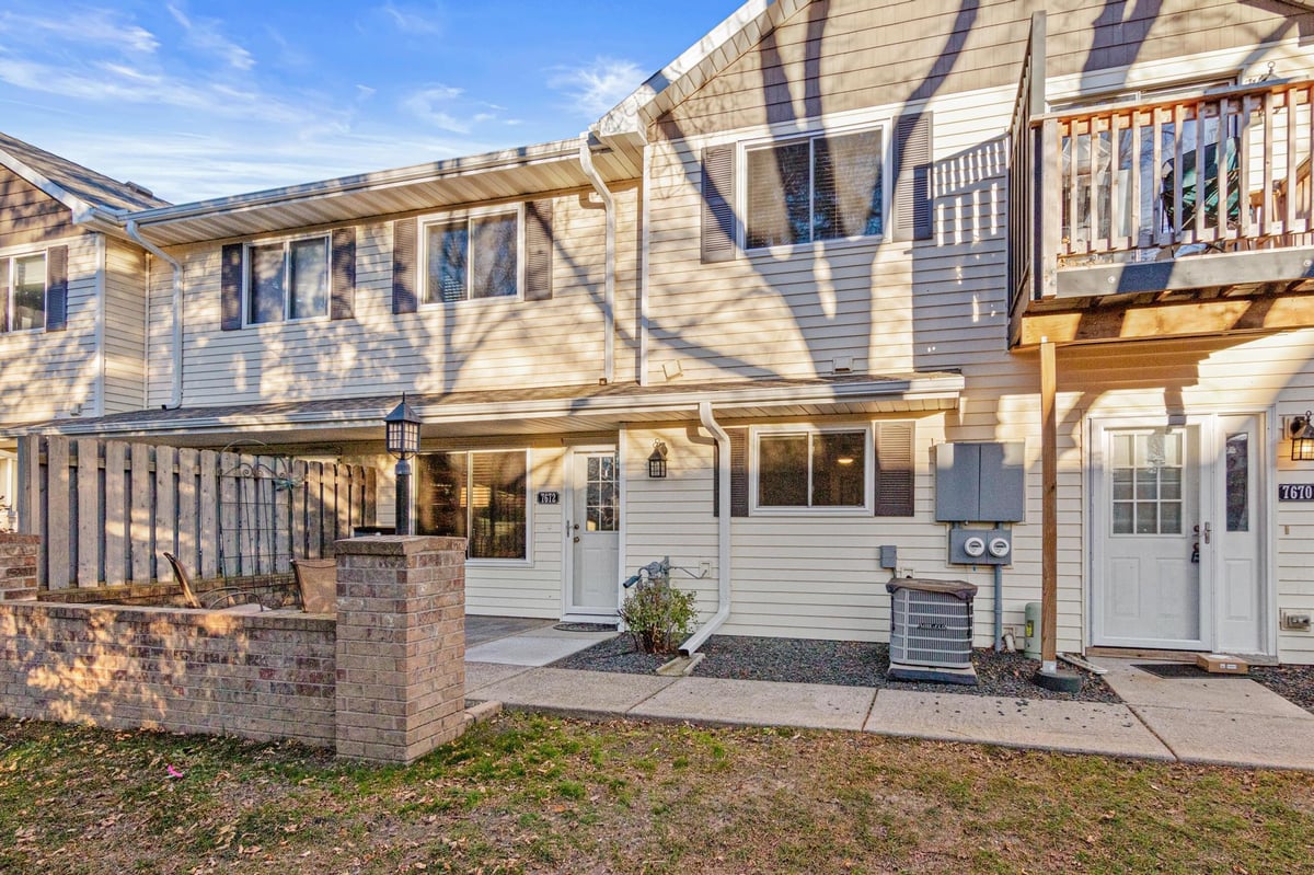 7672 13th Street N, Oakdale, MN 55128