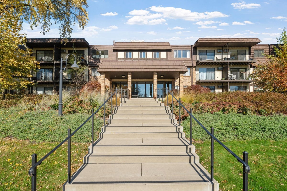 205 Barry Avenue S #114, Wayzata, MN 55391