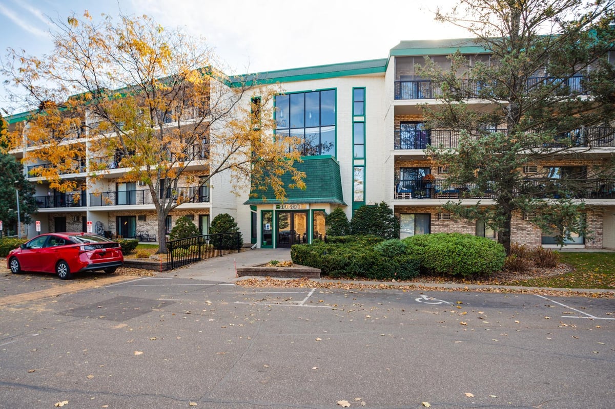 10401 Cedar Lake Road #215, Hopkins, MN 55305