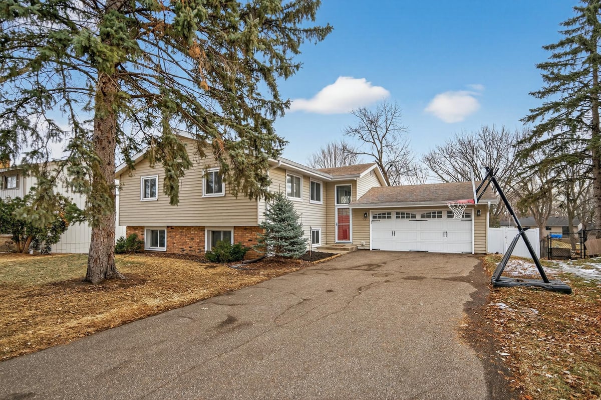 6806 Deerwood Lane N, Maple Grove, MN 55369