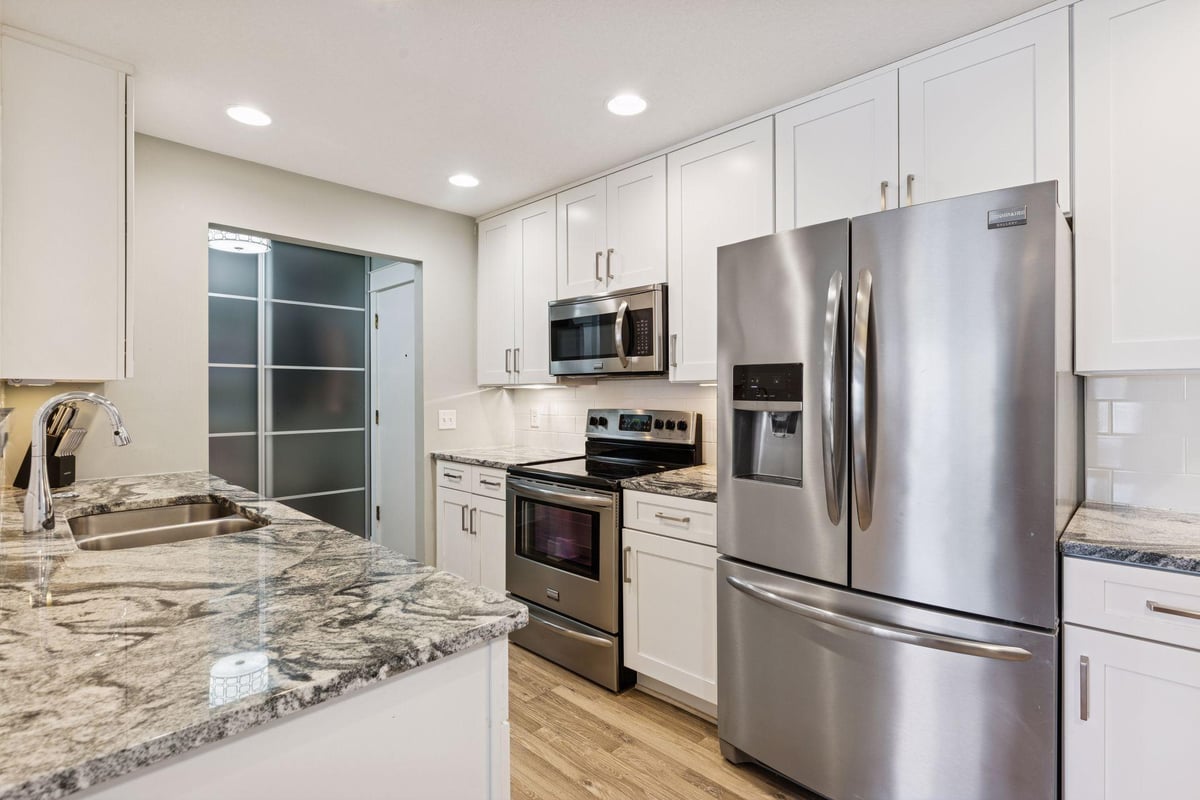 205 Barry Avenue S #221