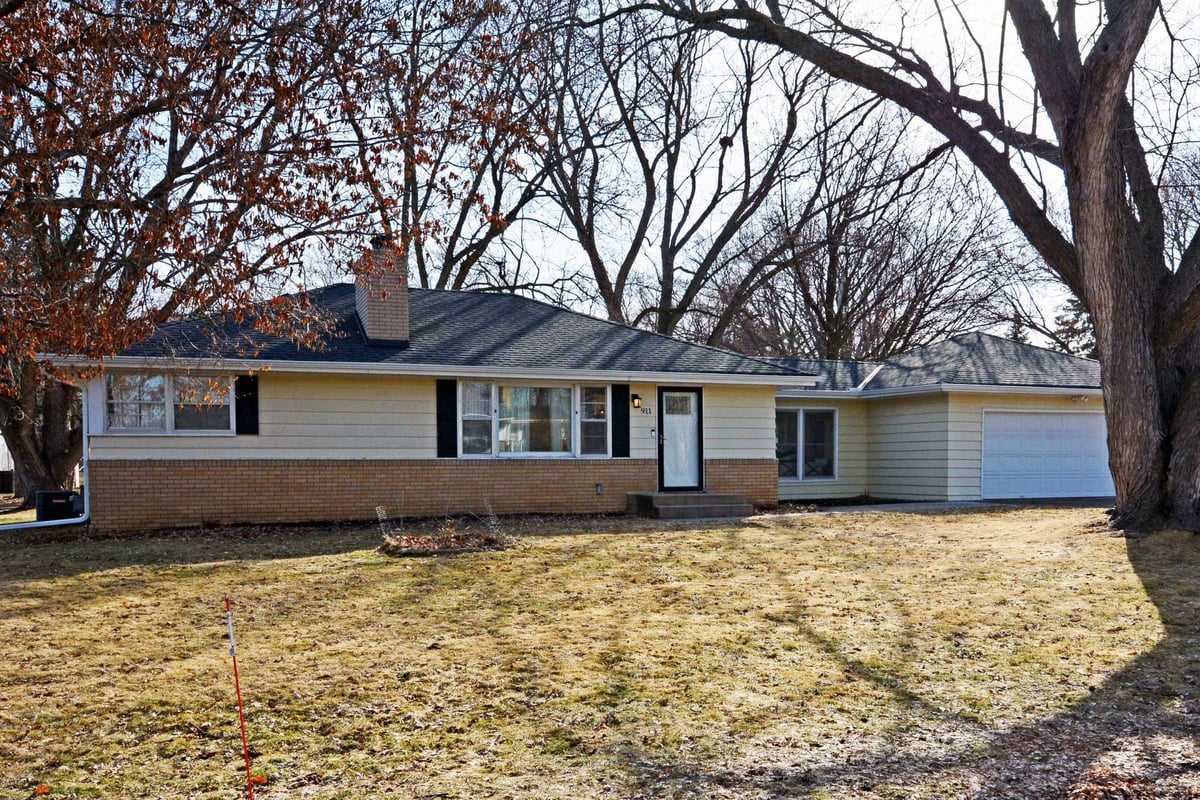 911 Sunnyview Lane, Minnetonka, MN 55305