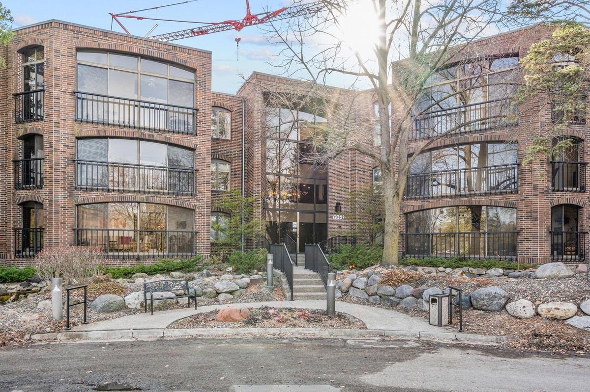 6051 Laurel Avenue #211, Golden Valley, MN 55416