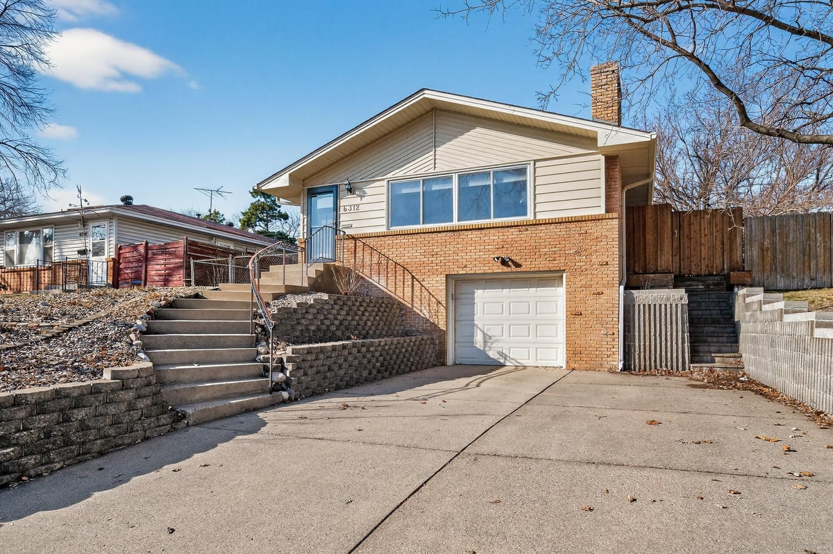 6312 Knoll Street N, Golden Valley, MN 55427