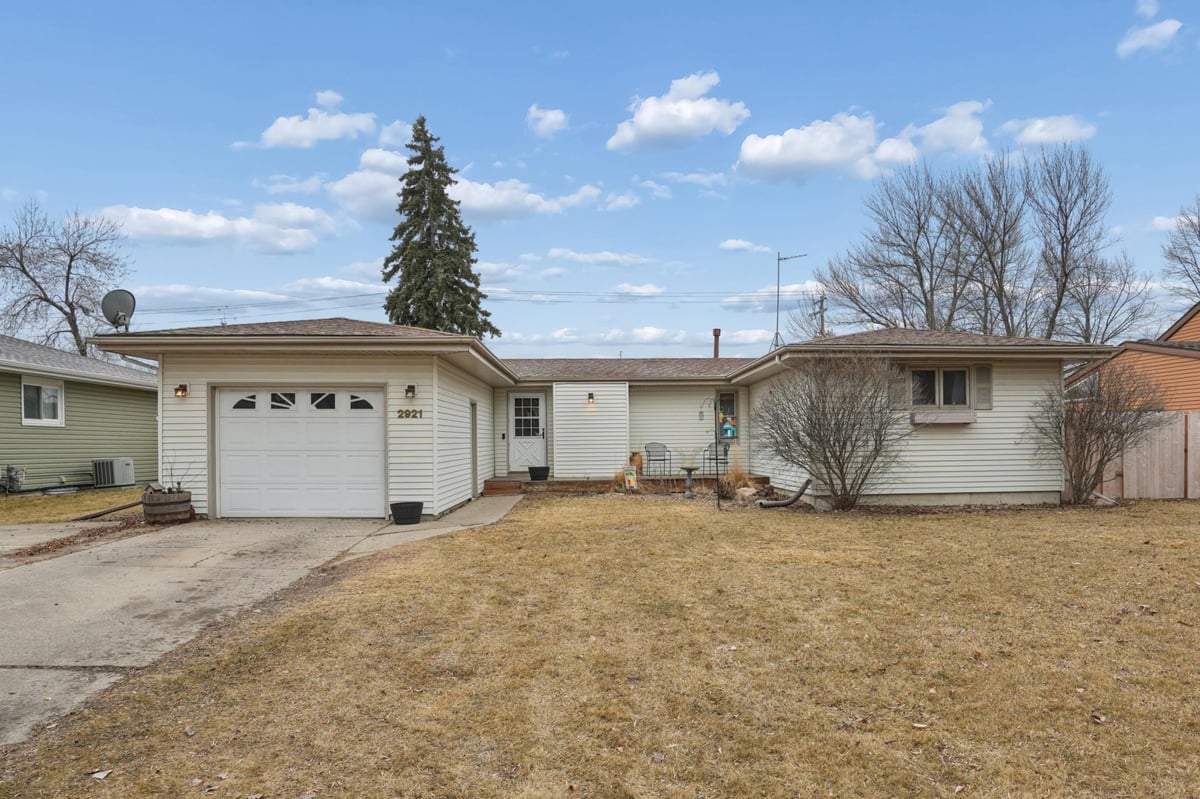 2921 12th Street S, Fargo, ND 58103