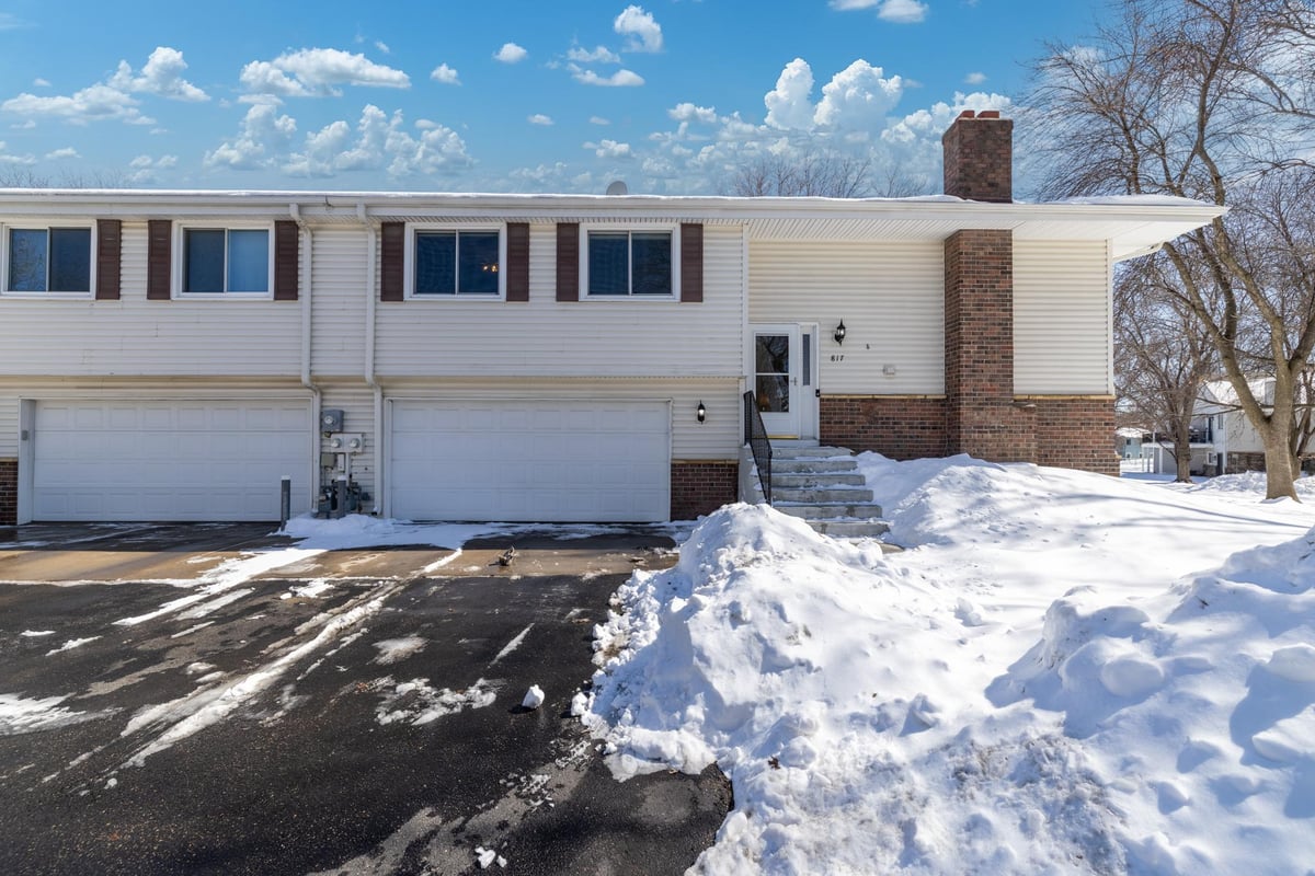 817 Evergreen Circle, Burnsville, MN 55337