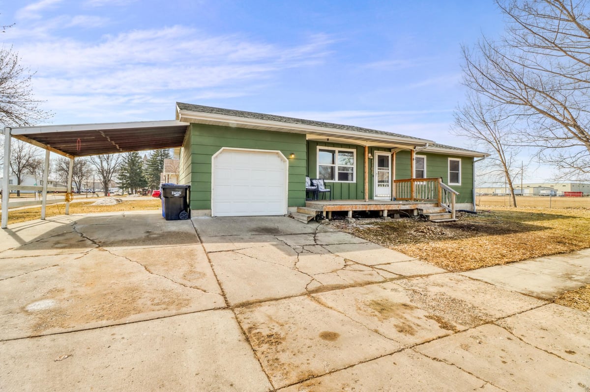 3102 8th Avenue N, Fargo, ND 58102