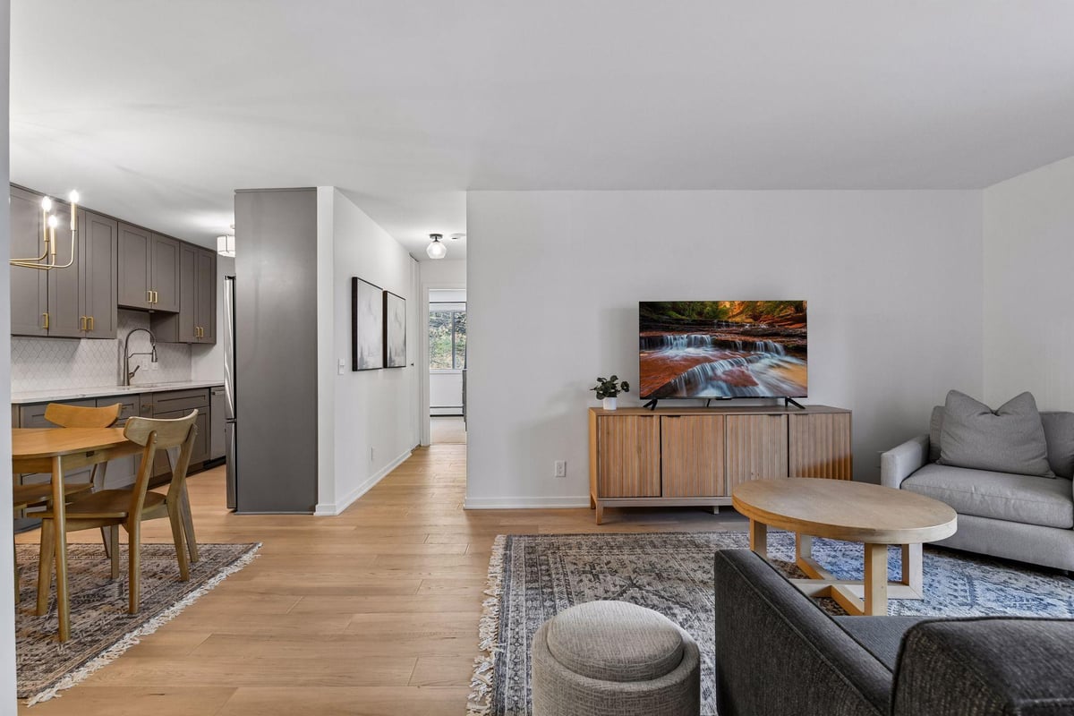 215 Barry Avenue S #202