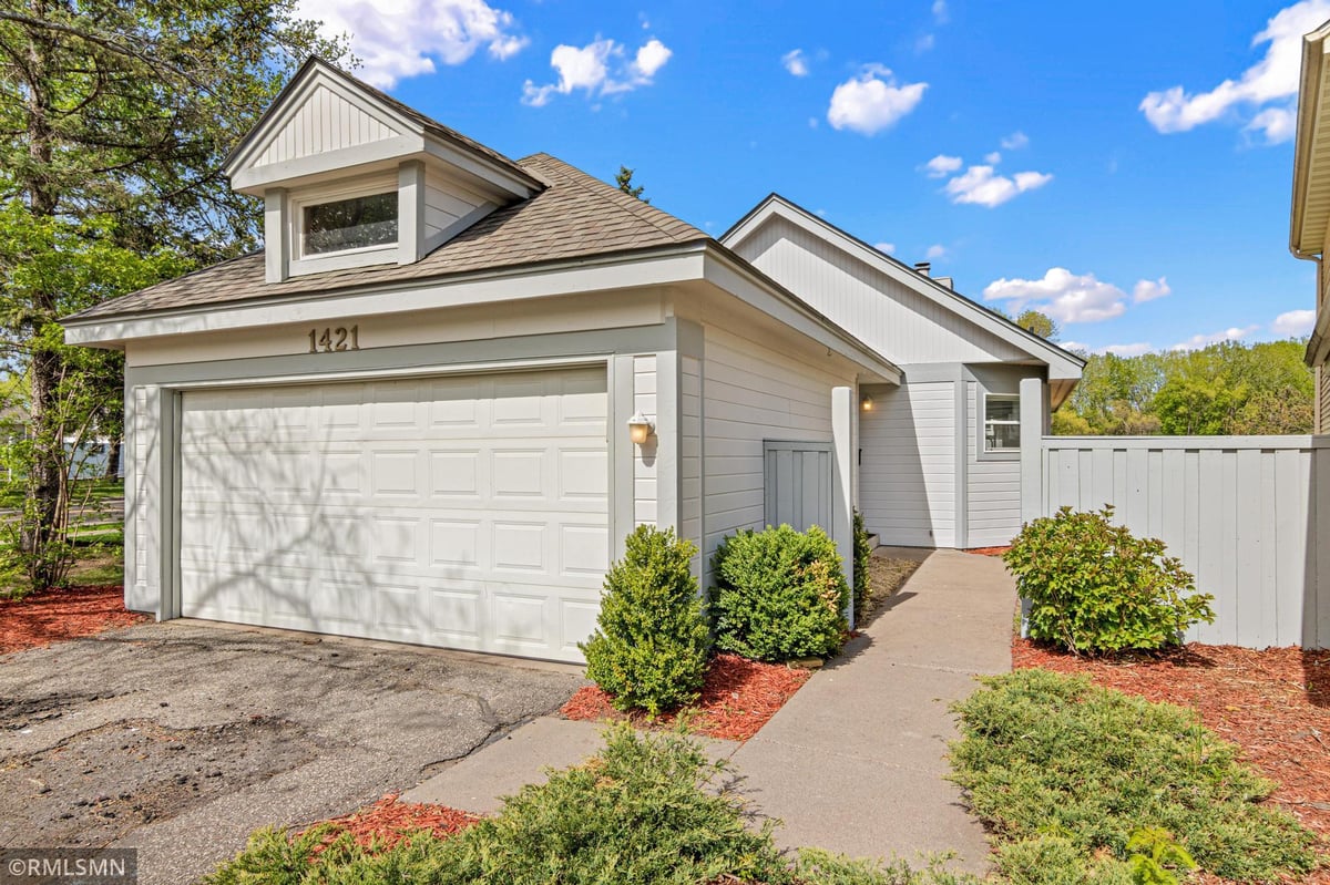 1421 Granada Trail N, Oakdale, MN 55128