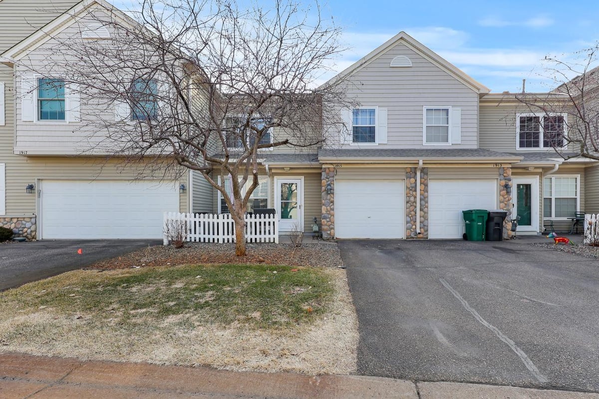 1915 Bluestem Lane, Shoreview, MN 55126