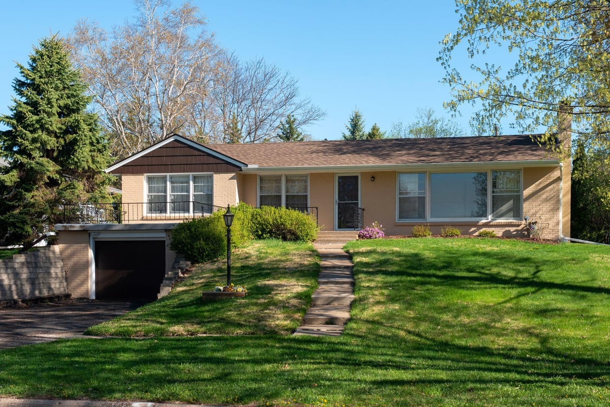 933 Edgewater Avenue, Shoreview, MN 55126
