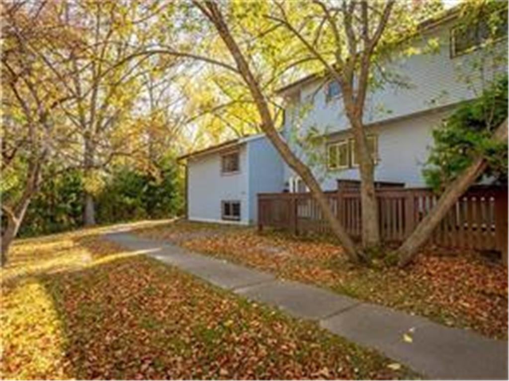 4819 Grenwich Way N, Oakdale, MN 55128